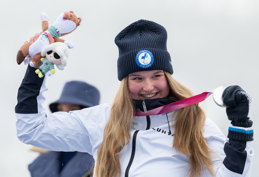 Nette Kiviranta tuulettamassa hopeamitali kaulassaan mitaliseremoniassa.